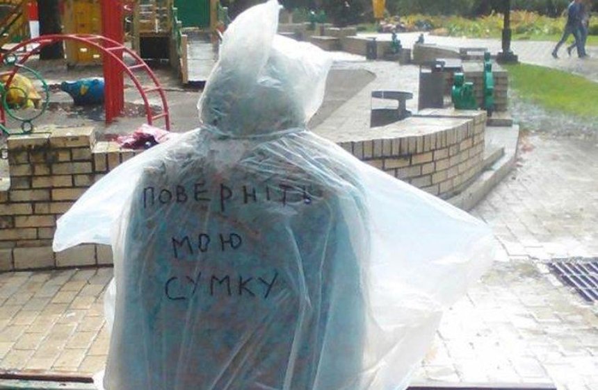 Вандали пограбували скульптуру бабусі в парку Шевченка (фото)