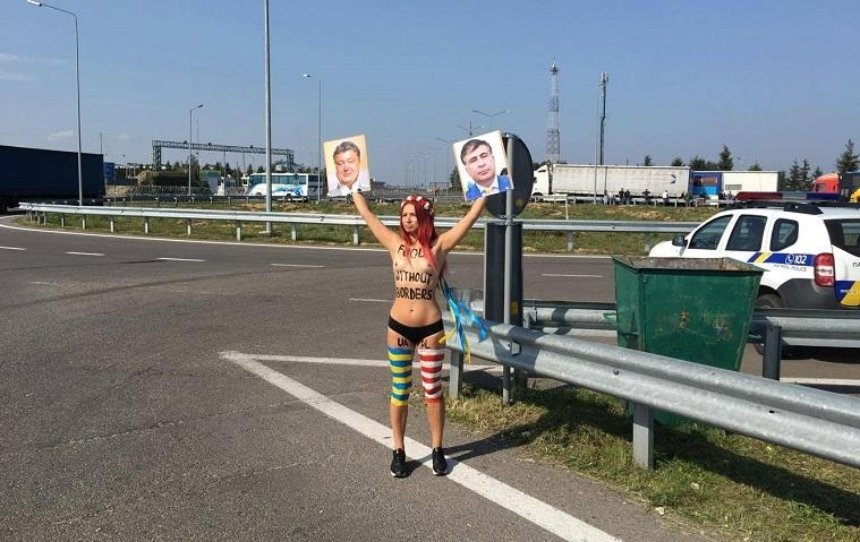 Люди в голом: активистка Femen протестовала против приезда Саакашвили (фото)
