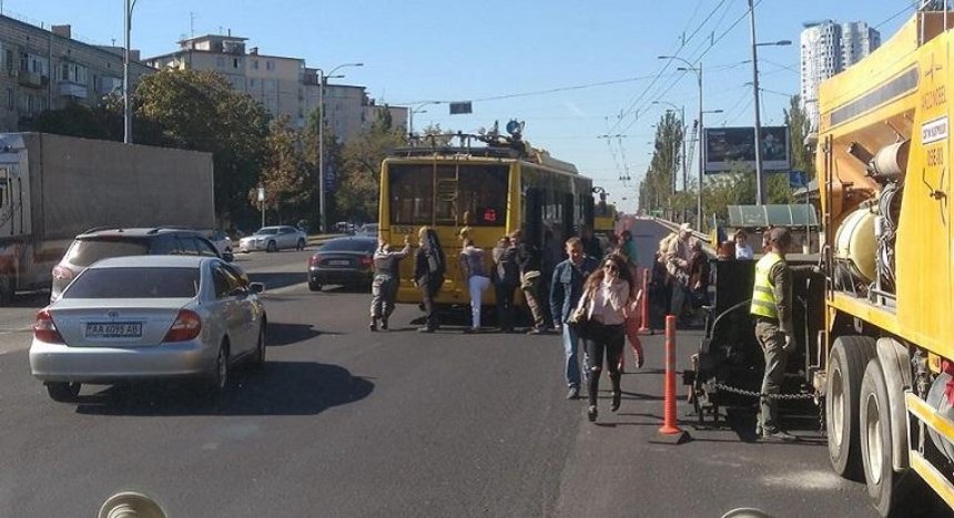 "Эх, ухнем": в столице люди толкали троллейбус в горку (фото)