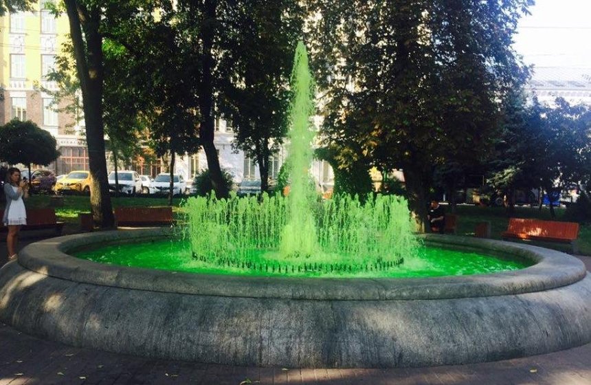 Цветной вандализм: на Подоле резко позеленел фонтан (фото, видео)