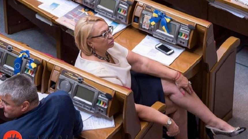 Депутаты хотят лишить журналиста аккредитации ВР из-за фото (фото)