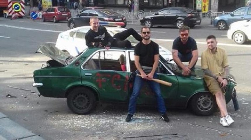 Не зрада: в центрі Києва розтрощили автівку за підтримки поліції (фото, відео)