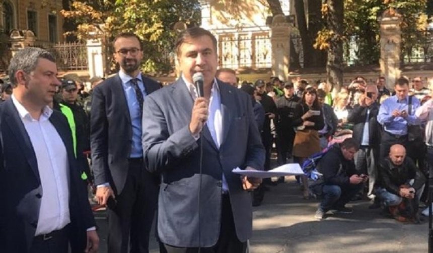 Саакашвили пришел на Банковую и требовал документы (фото)