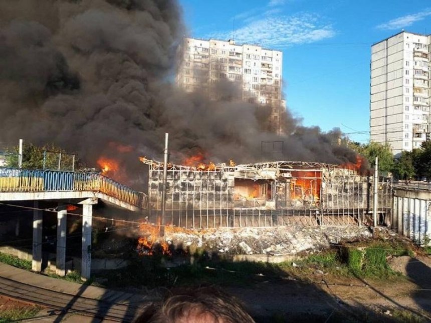На Борщагівці палає ринок "Колібріс" (фото, відео)