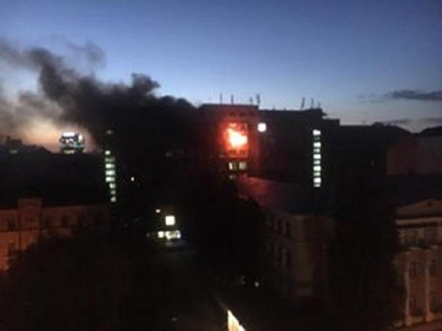 В центре Киева загорелось здание института (фото, видео)