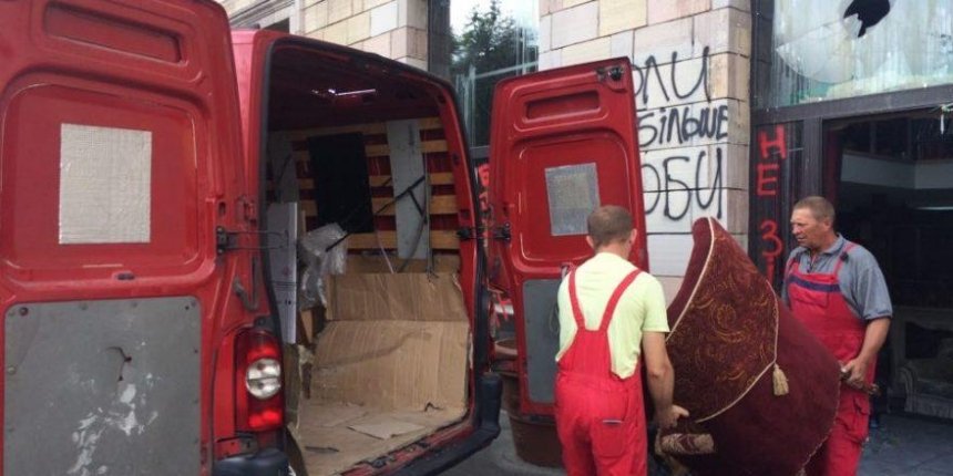 Скандальный магазин "Эмпориум" переезжает после погрома (фото, видео)