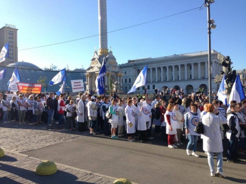 Пробки и перекрытый центр: в Киеве протестуют медики (фото)