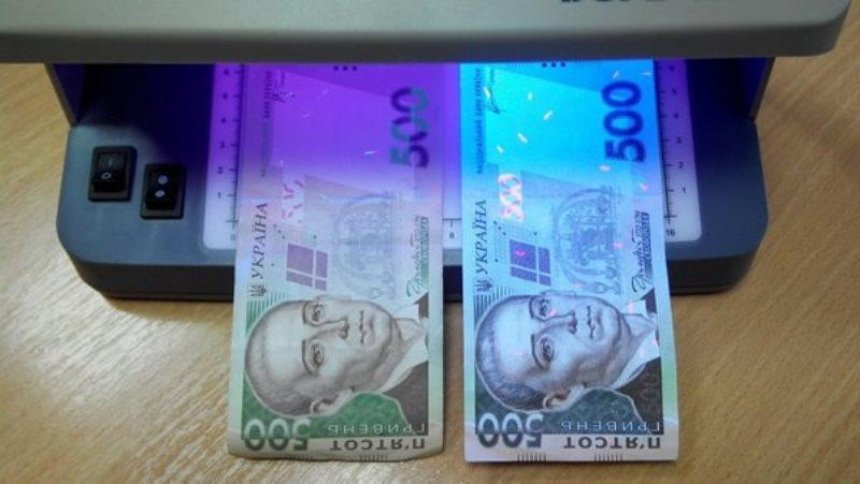 Попробуй отличи: Киев наводнили фальшивые деньги
