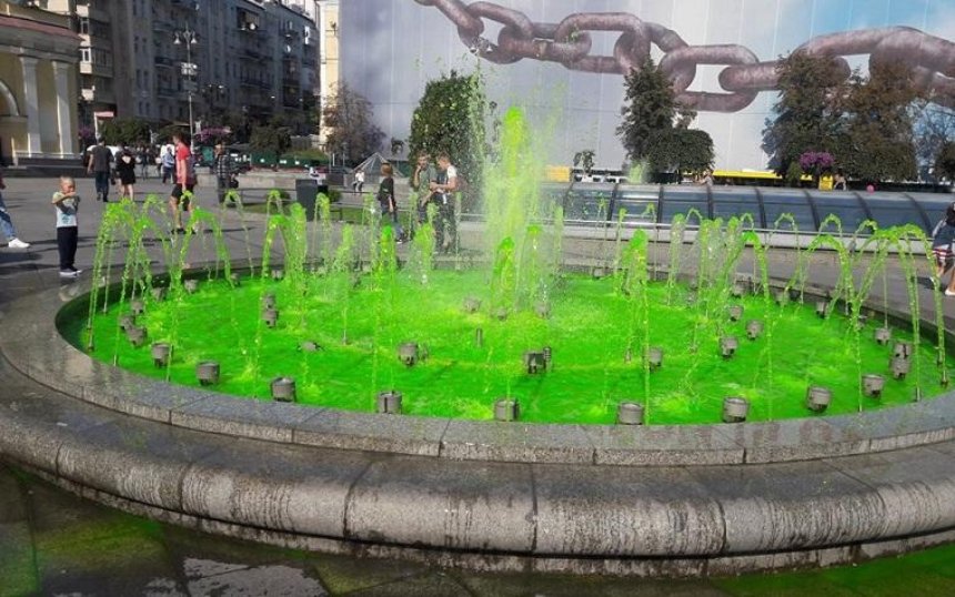 Фонтаны на Майдане позеленели (фото)