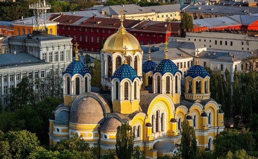 Молебен вместо занятий: инициатива киевского ВУЗа вызвала скандал в соцсетях