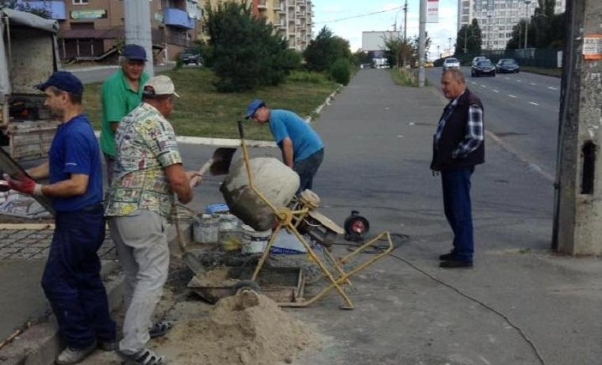 "Проспект мусора": киевляне негодуют из-за мусорных баков, занявших место газона у дома (фото)