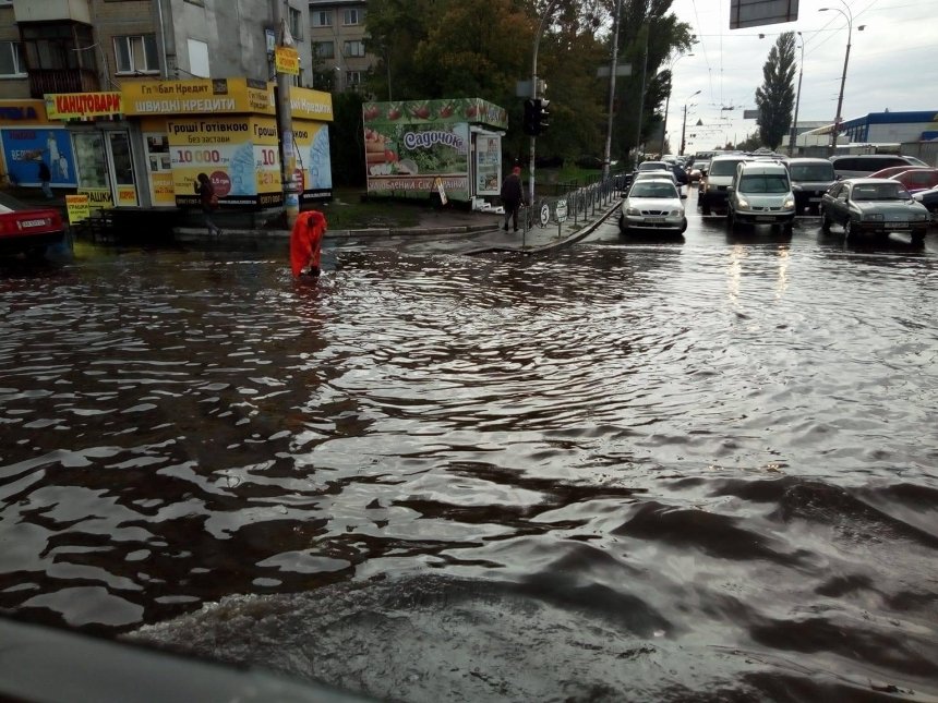 После дождя киевские улицы превратились в реки (фото)