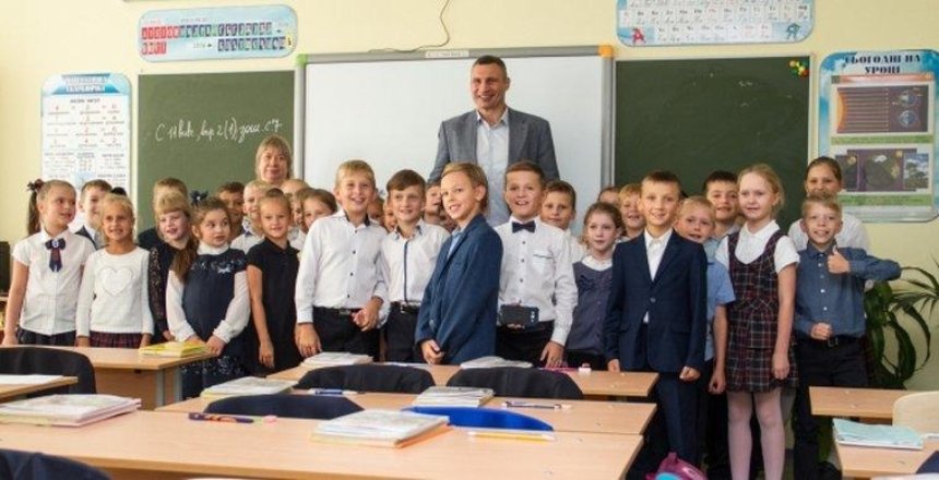 Виталий Кличко проинспектировал две новые школы в Дарницком районе, которые открыли в этом году