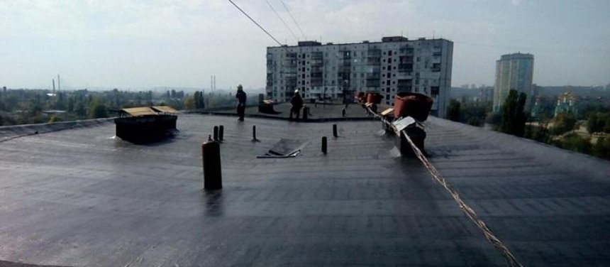 На даху столичної багатоповерхівки прогримів вибух (фото)