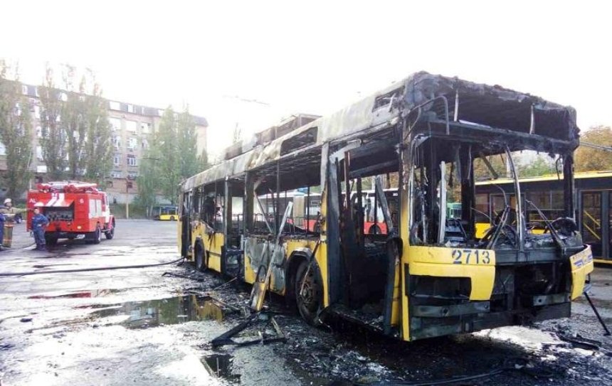 В столиці з невідомих причин вщент згорів тролейбус (фото)