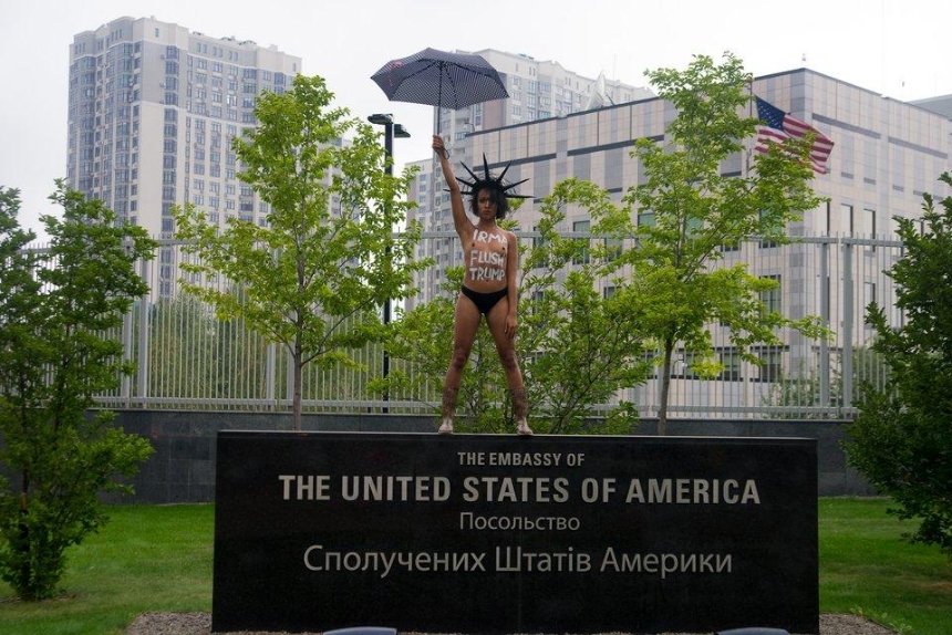 Под посольством США голая активистка "смыла в унитаз" Трампа (фото)