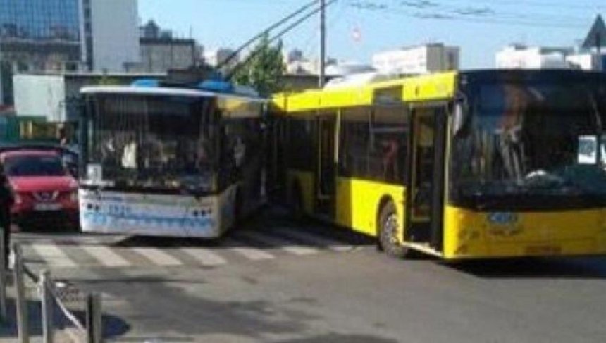 Комбо: в столице произошло тройное ДТП с участием общественного транспорта (фото)