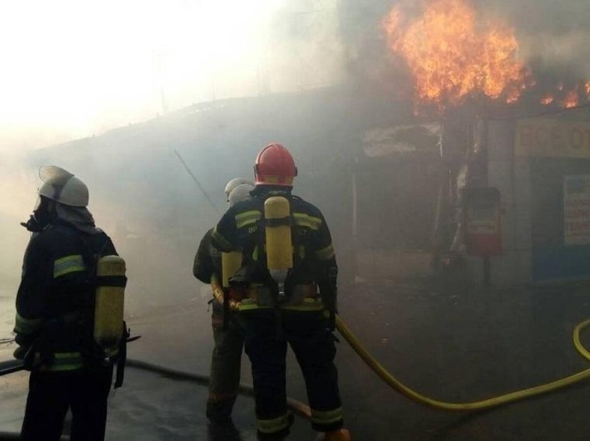 Вогнеборці повністю ліквідували пожежу на ринку "Колібріс"