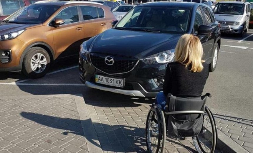 "Герой разметки": соцсети возмутило очередное ущемление прав людей с колясками