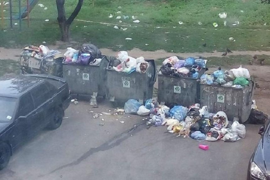 Помойное амбре: жители одного из районов жалуются на горы мусора и вонь во дворах (фото) 