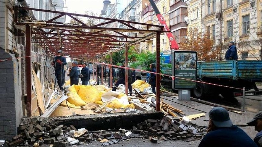В центрі Києва комунальники погромили літній майданчик ресторану (фото)