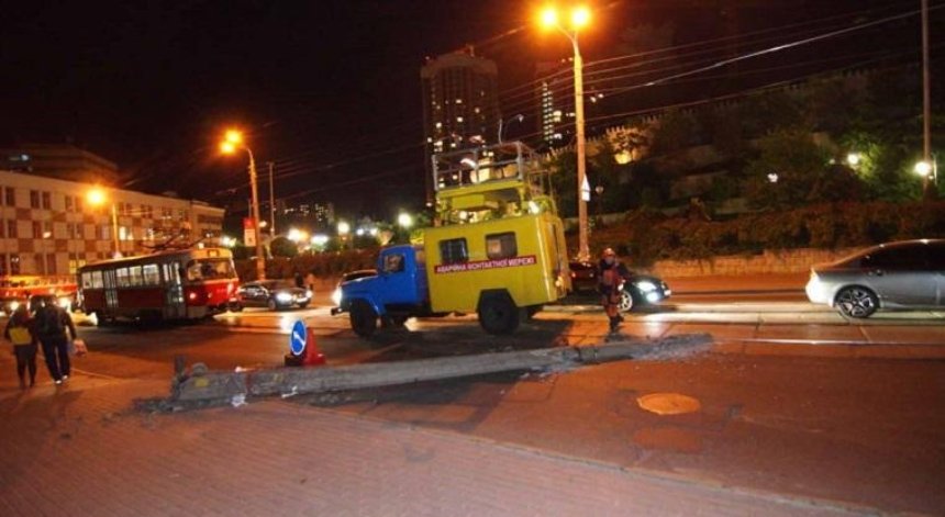 Чудом не убил: в центре Киева столб упал на дорогу (фото)