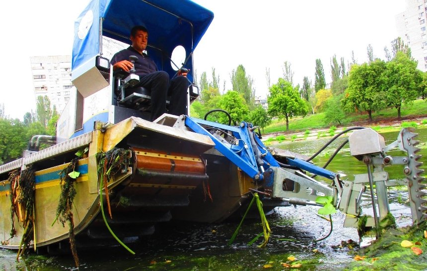 Фотофакт: как "плавающие танки" чистят Русановский канал (фото)