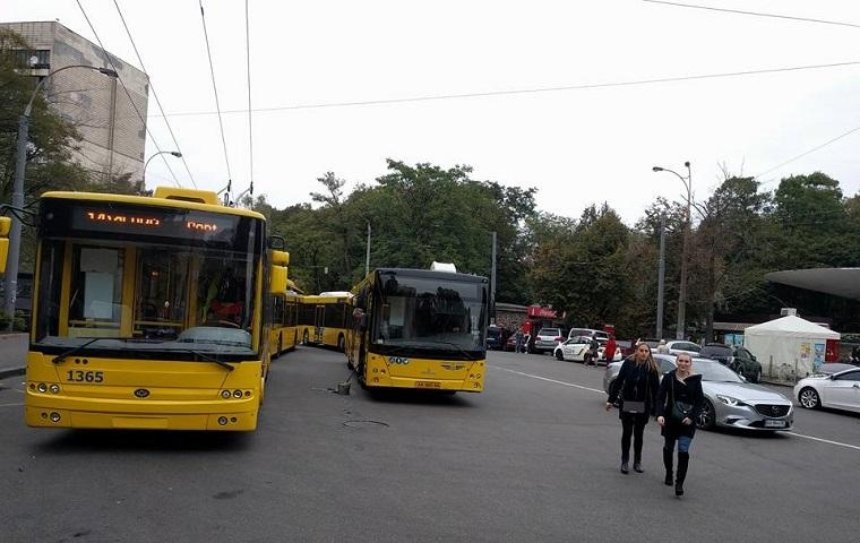 "Герои парковки" блокировали движение троллейбусной линии (фото)