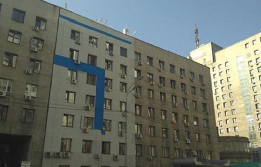 Виноград на здании "Укравтодора" заменили на синие полосы (фото)