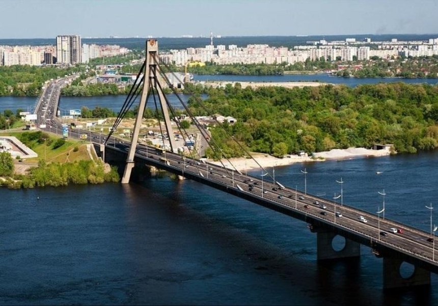 Будут пробки: на Московском мосту ограничили движение транспорта