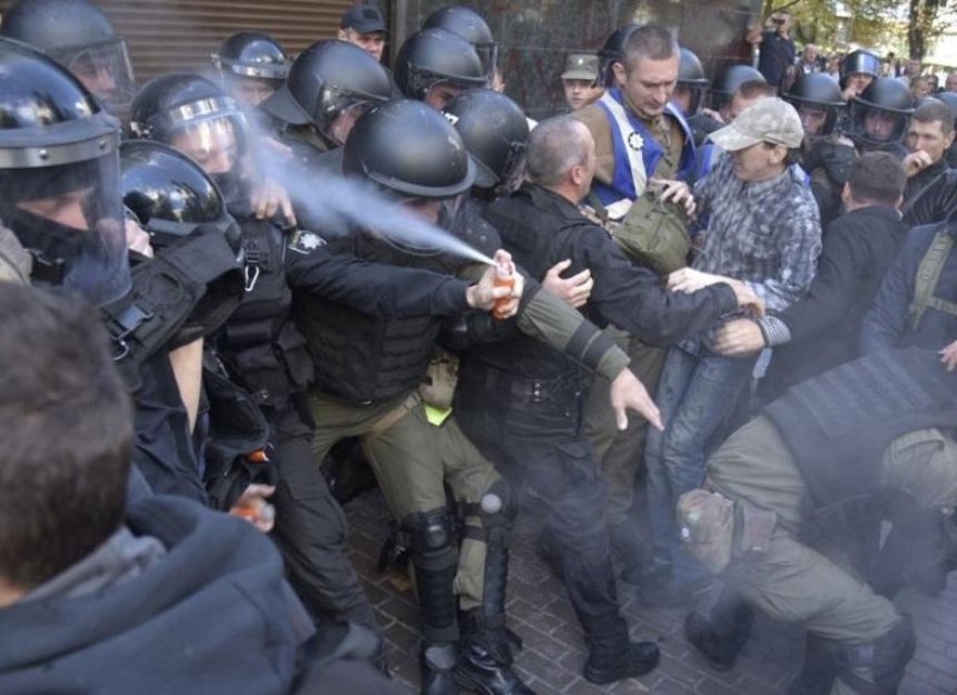 Столкновения под ГПУ: полиция применила газ неожиданным способом (фото)