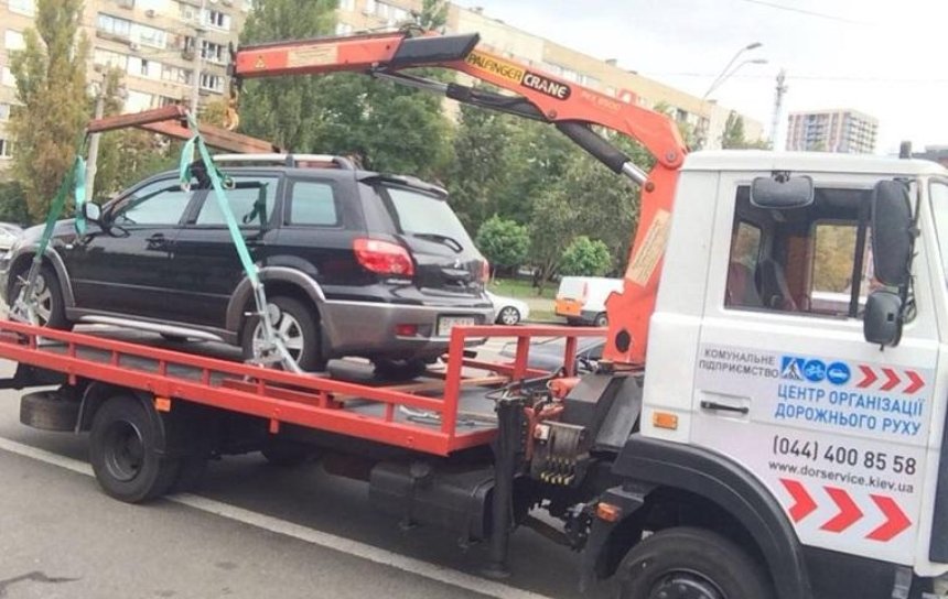 Новые правила парковки: сколько автомобилей эвакуировали в Киеве за день (фото)