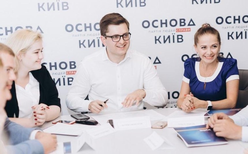 В киевской организации партии «Основа» заявили, что Украине нужен один государственный и два официальных языка  