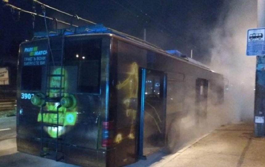 В Соломенском районе загорелся троллейбус с пассажирами (фото)