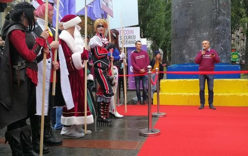 В Киеве открылся виртуальный памятник создателю биткоина 