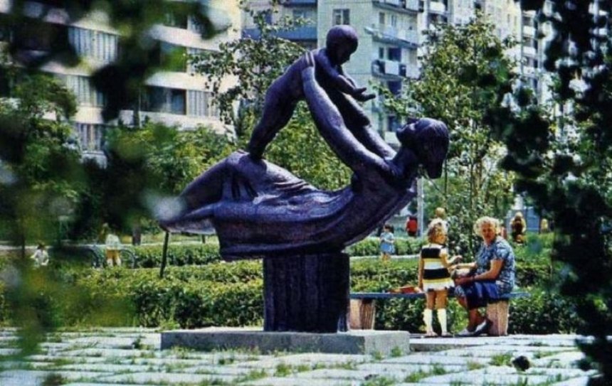 На Березняки вернется скульптура «Материнство» (фото)