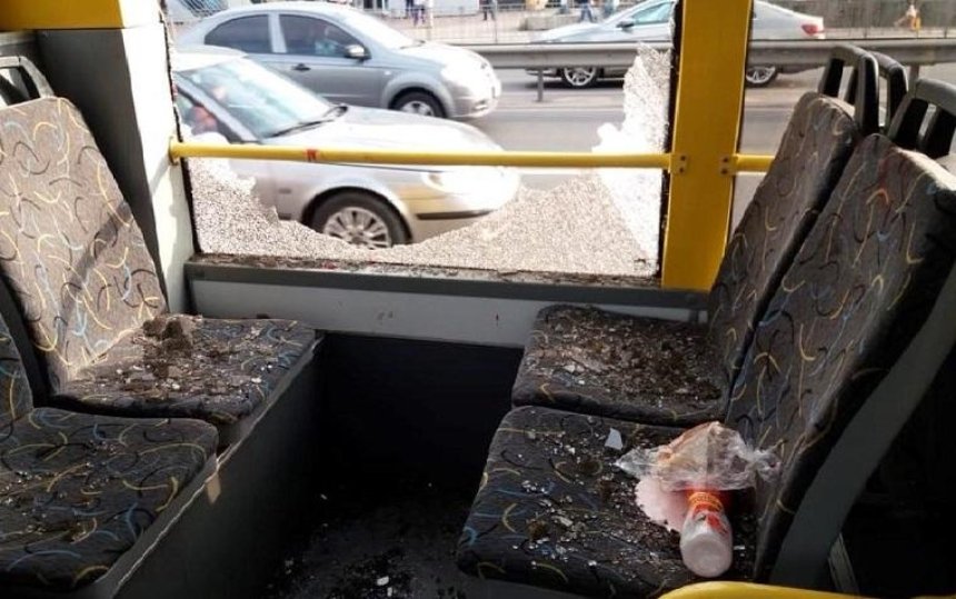Мужчина устроил стрельбу в троллейбусе (фото, видео)