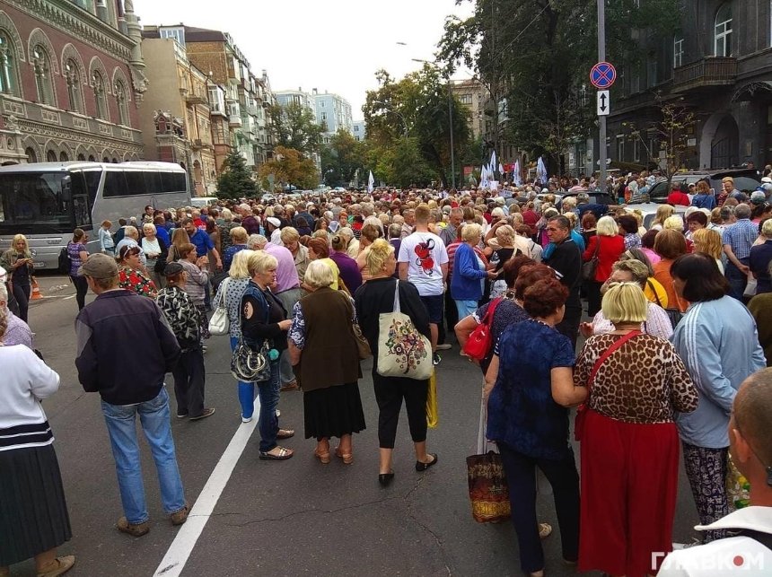 Через мітинги ускладнений рух транспорту в урядовому кварталі (фото)