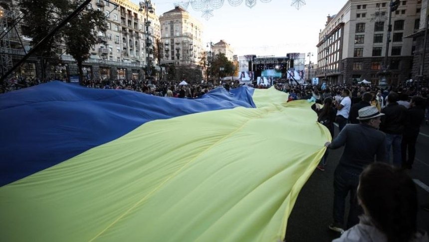 На Крещатике развернули гигантский флаг Украины
