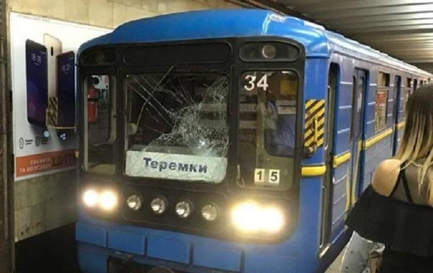 В Киевском метро мужчина бросился под поезд 