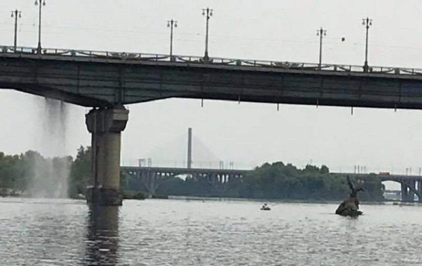 На мосту Патона появился водопад (фото, видео)