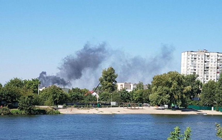На Русановских садах горит свалка (фото)
