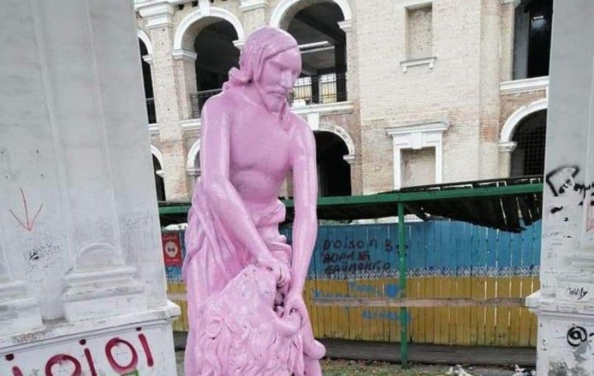 Вандалы покрасили фонтан «Самсон» в розовый цвет (фото)