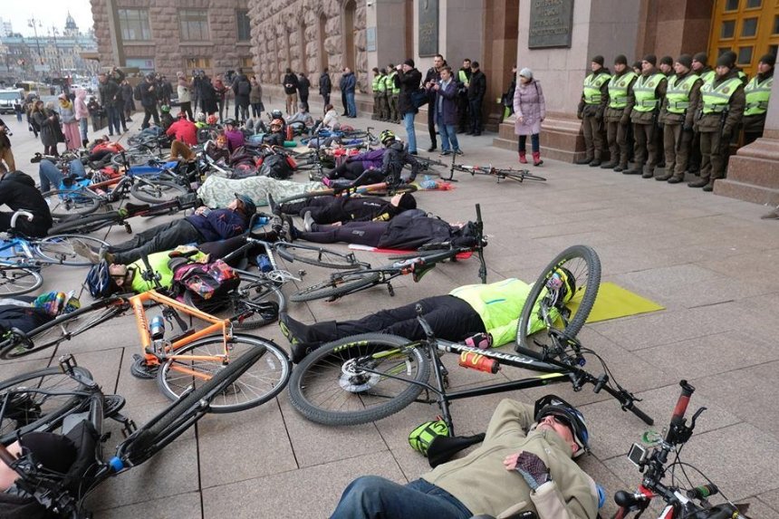 На Софийской площади в знак протеста легли 1000 велосипедистов