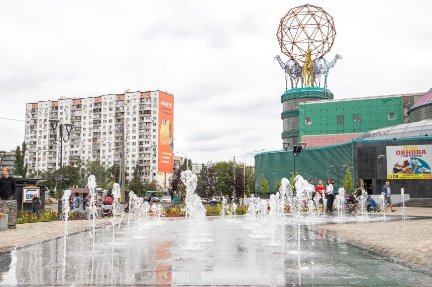 На Оболони официально открыли сквер со светомузыкальным фонтаном