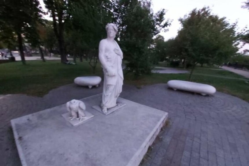 Вандалы снова «обезглавили» орла на памятнике Данте в Киеве