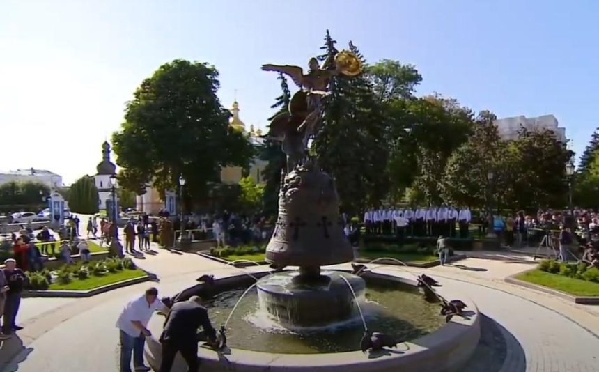 В Киеве открыли фонтан со скульптурой Архистратига Михаила 