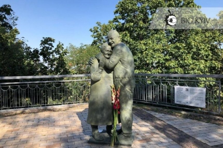 Вандалы разрисовали памятник Вечной любви в Крещатом парке