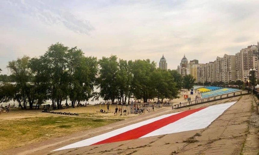 На Оболони появился огромный флаг Беларуси