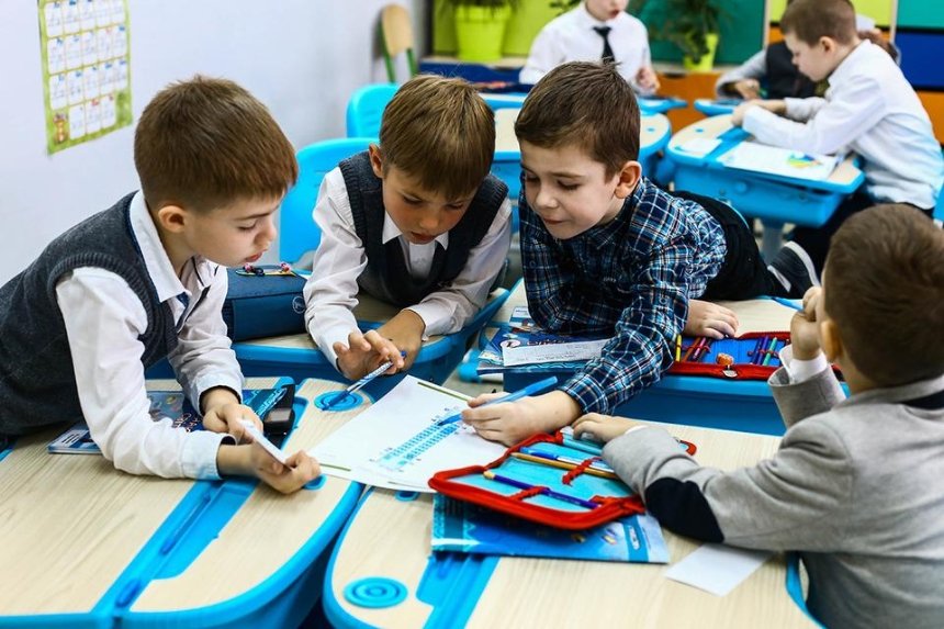 Школьников могут отправить на дополнительные каникулы из-за местных выборов, — Степанов